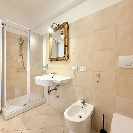 Molevan 1 - Ancona, Luminoso Monolocale Attrezzato E Comodo Ai Servizi Apartment *